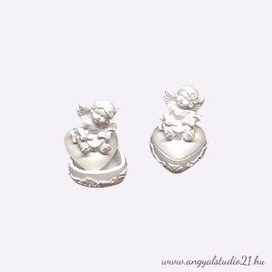 Angyal dobozkán ülő