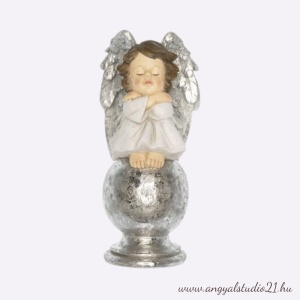 Angyal gömbön ülő